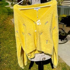 NWT Misguided Lemon 🍋 yellow flower motif fuzzy sweater in size Medium.